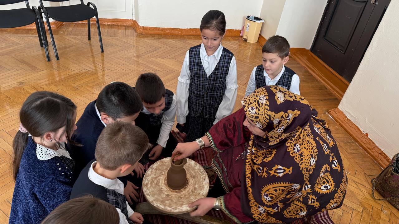 Школы Махачкалы и Каспийска погрузились в атмосферу народных промыслов Дагестана